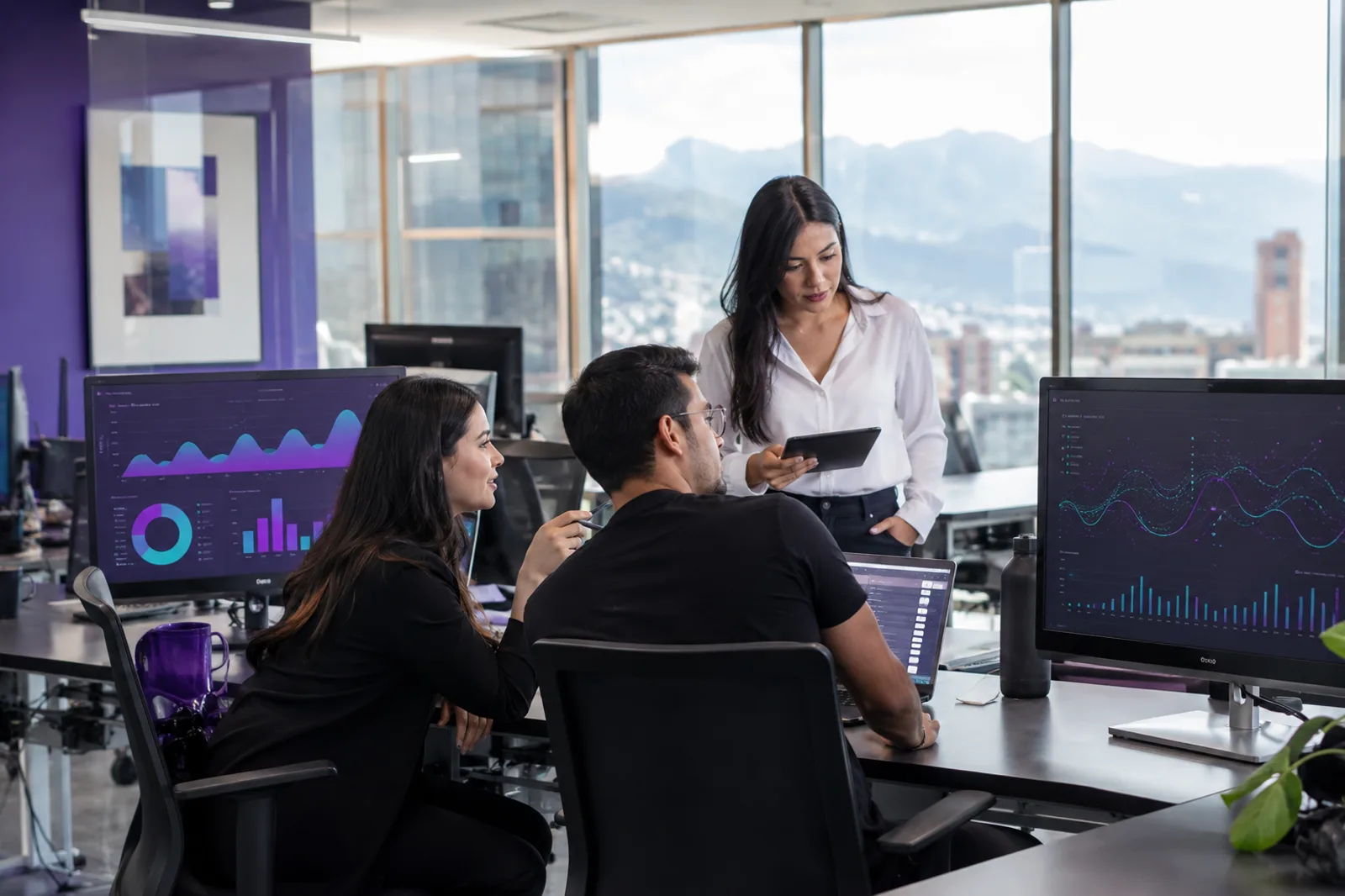 Profesionales analizando una estrategia